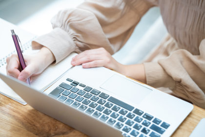 知識を行動に変える「実践課題と個別添削」