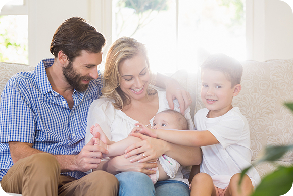 家族で過ごすイメージ写真